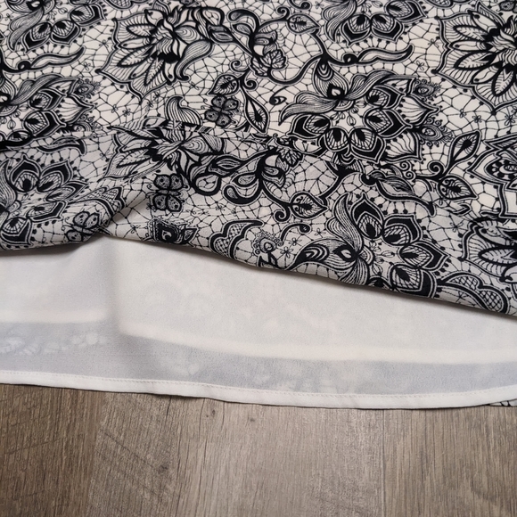 Express Black and White Sleeveless V Neck Top - Picture 5 of 7